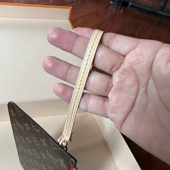 Neverfull Pouch/wristlet Monogram cerise - Picture 10 of 11